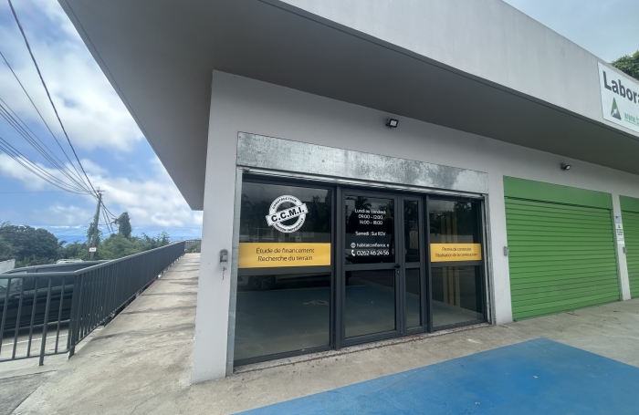 &Agrave; LOUER LOCAL - LIGNE DES BAMBOUS - 2 071,00 &euro;