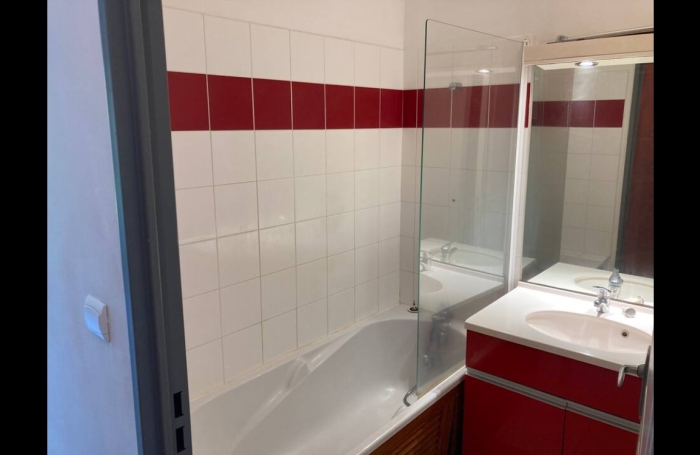 APPARTEMET MEUBLE  T1 , 24m2 plus varangue