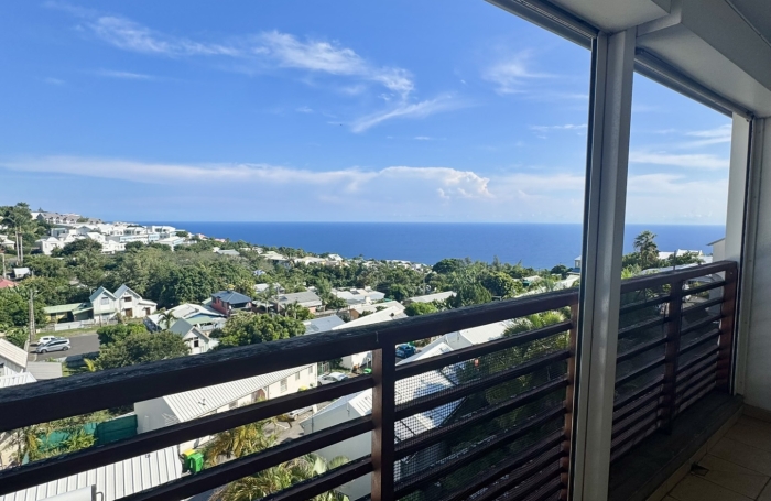 Duplex d&rsquo;exception avec vue panoramique sur l&rsquo;oc&eacute;an   Les Avirons T4 - 76 m2