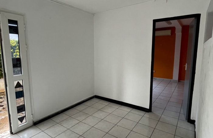 Local professionnel et commercial 67 m2 secteur Moufia proche boulevard Sud