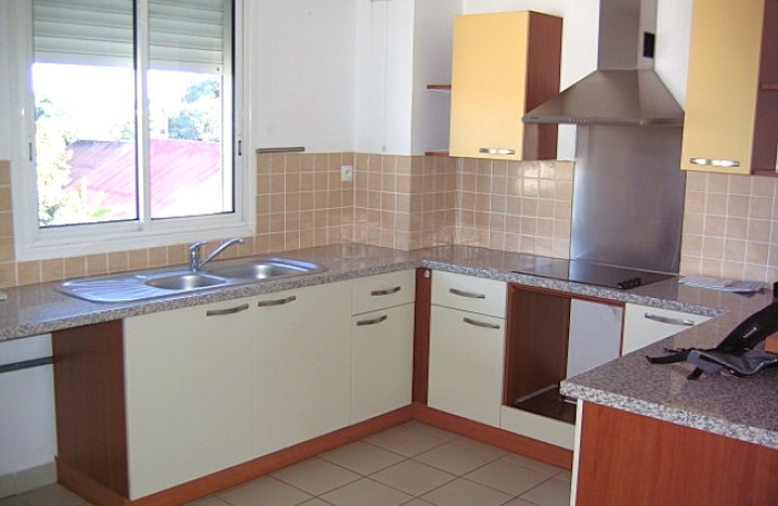 &Agrave; LOUER - DUPLEX F4 AU COEUR DE L'&Eacute;TANG SAL&Eacute; LES HAUTS - 930 &euro;