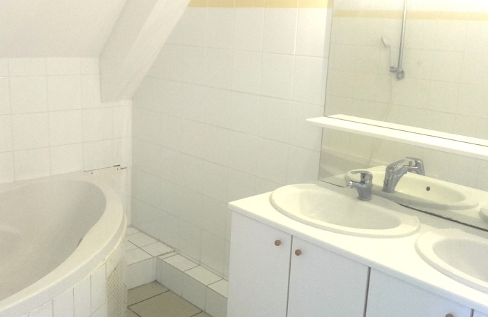 &Agrave; LOUER - DUPLEX F4 AU COEUR DE L'&Eacute;TANG SAL&Eacute; LES HAUTS - 930 &euro;