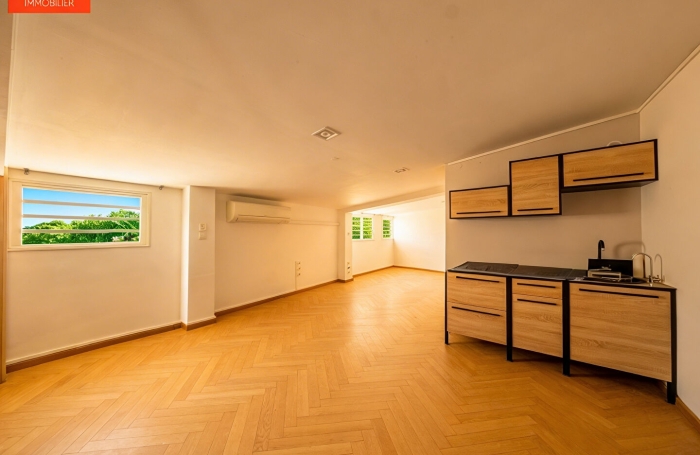Location Maison 230m&sup2; 8 pi&egrave;ces Saint-Pierre