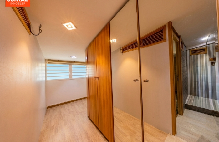 Location Maison 230m&sup2; 8 pi&egrave;ces Saint-Pierre