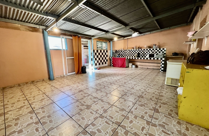 SAINT PIERRE 97410 - VILLA &Agrave; &Eacute;TAGE -  FORT POTENTIEL - TRAVAUX &Agrave; PR&Eacute;VOIR - VARANGUE FERM&Eacute;E