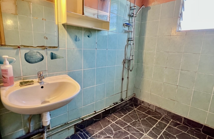 SAINT PIERRE 97410 - VILLA &Agrave; &Eacute;TAGE -  FORT POTENTIEL - TRAVAUX &Agrave; PR&Eacute;VOIR - VARANGUE FERM&Eacute;E