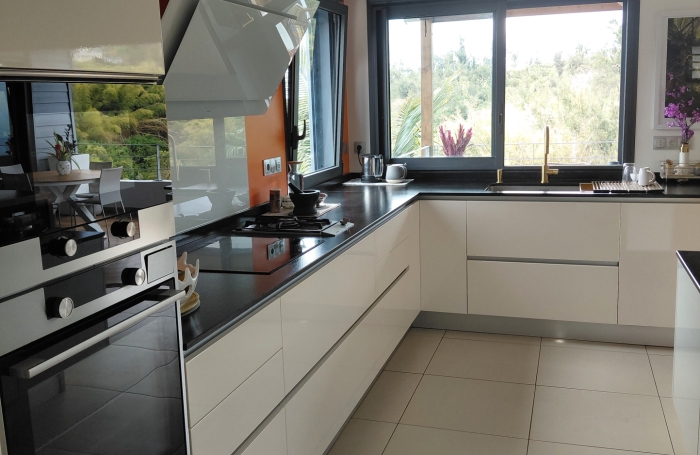 LA POSSESSION, MAGNIFIQUE VILLA  T5 BORD DE RAVINE
