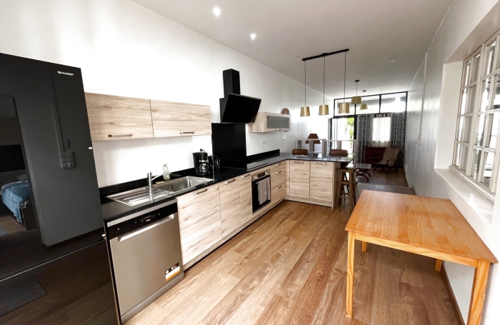 A louer Beau T4 meubl&eacute; de 77 m2 + terrasse en rez-de-jardin Saint Denis centre eau et &eacute;lectricit&eacute; compris