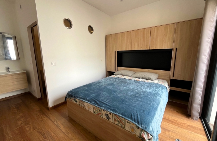 A louer Beau T4 meubl&eacute; de 77 m2 + terrasse en rez-de-jardin Saint Denis centre eau et &eacute;lectricit&eacute; compris