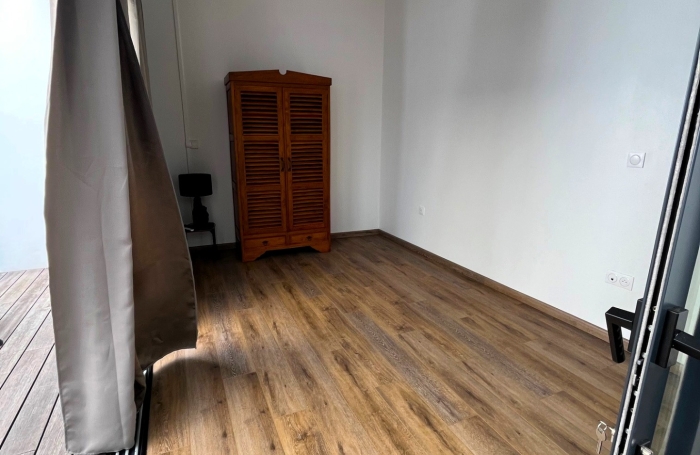 A louer Beau T4 meubl&eacute; de 77 m2 + terrasse en rez-de-jardin Saint Denis centre eau et &eacute;lectricit&eacute; compris