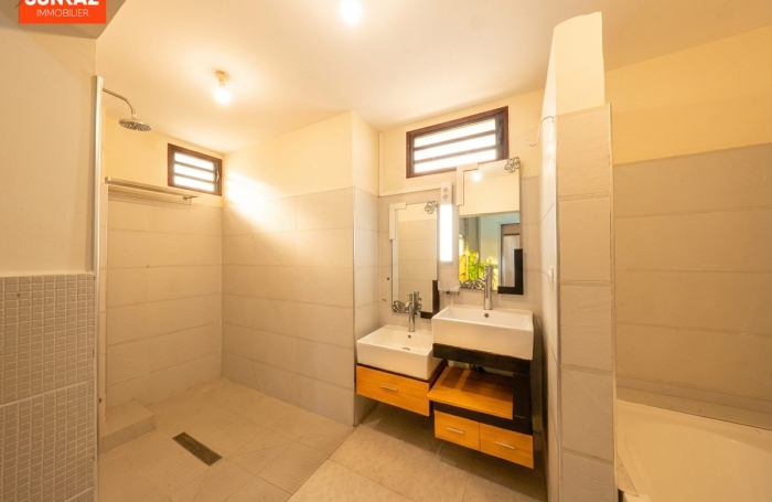 Location Maison 230.00m&sup2; 8 pièces Saint-Pierre
