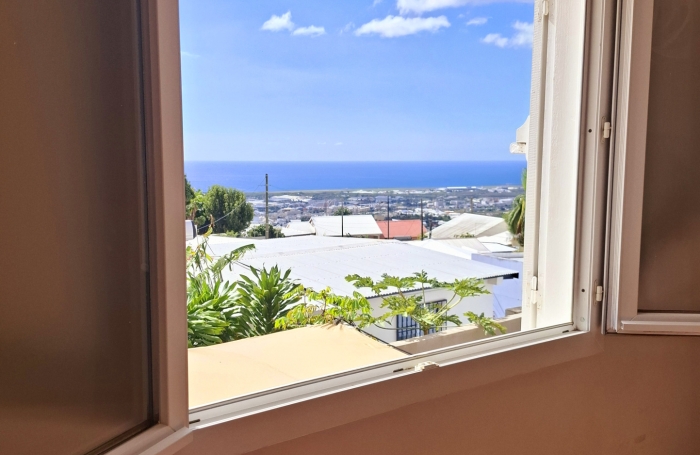 GRANDE MAISON A ETAGE AVEC TERRASSE ET VUE  PROCHE LYCEE BOIS DE NEFLES ET CLINIQUE STE CLOTILDE