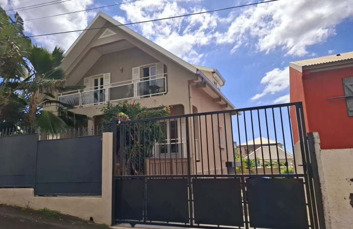 GRANDE MAISON A ETAGE AVEC TERRASSE ET VUE  PROCHE LYCEE BOIS DE NEFLES ET CLINIQUE STE CLOTILDE