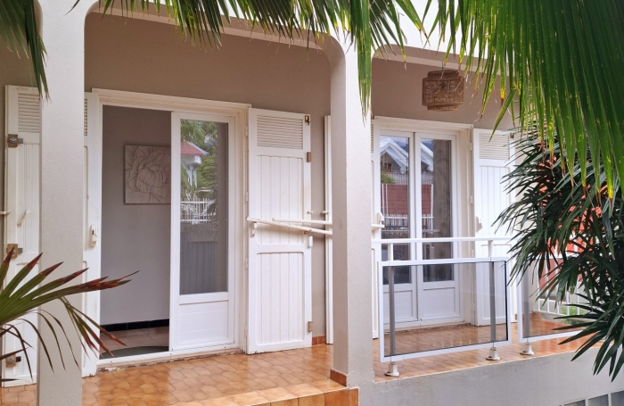 GRANDE MAISON A ETAGE AVEC TERRASSE ET VUE  PROCHE LYCEE BOIS DE NEFLES ET CLINIQUE STE CLOTILDE