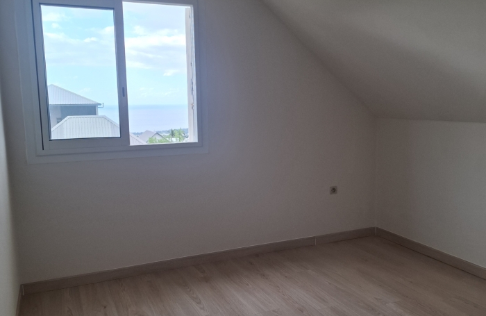 GRANDE MAISON A ETAGE AVEC TERRASSE ET VUE  PROCHE LYCEE BOIS DE NEFLES ET CLINIQUE STE CLOTILDE