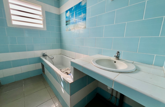 SAINT PIERRE 97410 - VILLA F4 DE PLAIN PIED - LUMINEUSE - HABITABLE DE SUITE  - SECTEUR CALME