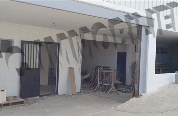 Location Local commercial 620m&sup2; Etang-Sale