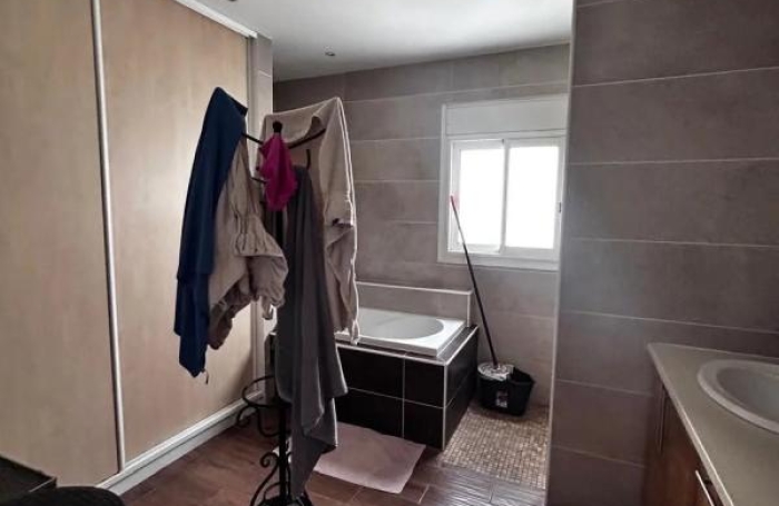 Location Maison 200m&sup2; 6 pièces Sainte Suzanne