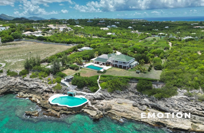 Propri&eacute;t&eacute; exclusive aux Terres Basses - Villa de 6 chambres vue mer avec une piscine d'eau naturelle