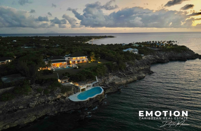 Propri&eacute;t&eacute; exclusive aux Terres Basses - Villa de 6 chambres vue mer avec une piscine d'eau naturelle