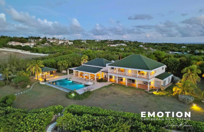 Propri&eacute;t&eacute; exclusive aux Terres Basses - Villa de 6 chambres vue mer avec une piscine d'eau naturelle