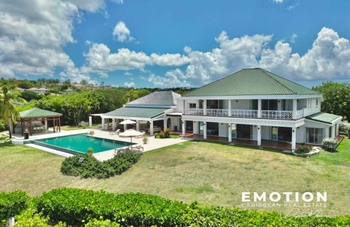 Propri&eacute;t&eacute; exclusive aux Terres Basses - Villa de 6 chambres vue mer avec une piscine d'eau naturelle