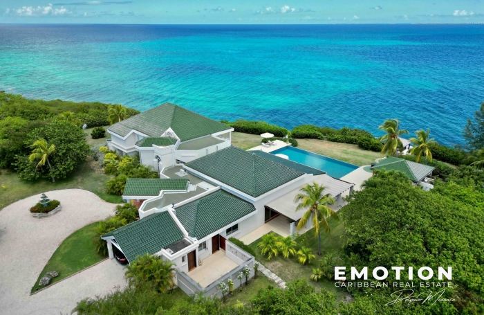 Propri&eacute;t&eacute; exclusive aux Terres Basses - Villa de 6 chambres vue mer avec une piscine d'eau naturelle