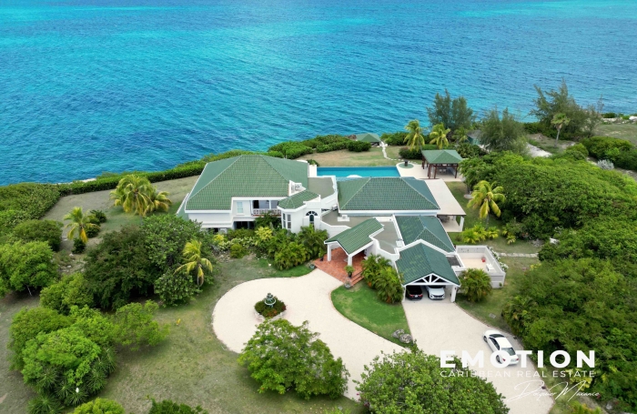 Propri&eacute;t&eacute; exclusive aux Terres Basses - Villa de 6 chambres vue mer avec une piscine d'eau naturelle