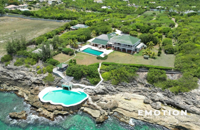 Propri&eacute;t&eacute; exclusive aux Terres Basses - Villa de 6 chambres vue mer avec une piscine d'eau naturelle