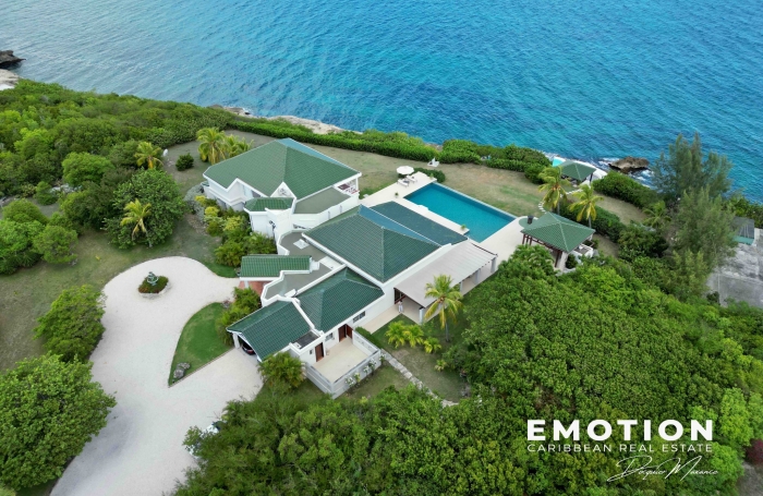 Propri&eacute;t&eacute; exclusive aux Terres Basses - Villa de 6 chambres vue mer avec une piscine d'eau naturelle