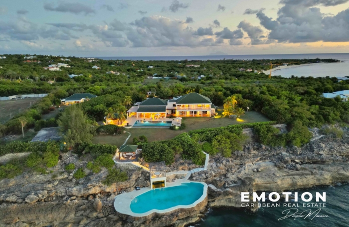 Propri&eacute;t&eacute; exclusive aux Terres Basses - Villa de 6 chambres vue mer avec une piscine d'eau naturelle