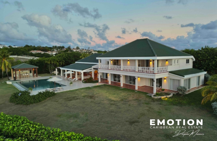 Propri&eacute;t&eacute; exclusive aux Terres Basses - Villa de 6 chambres vue mer avec une piscine d'eau naturelle