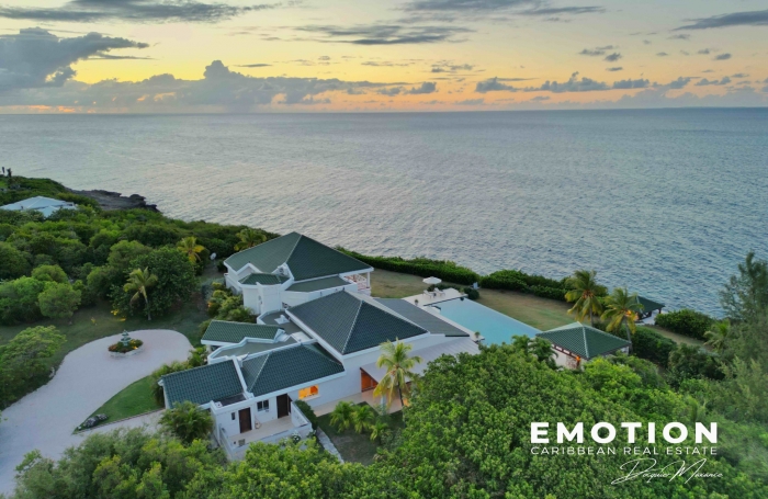 Propri&eacute;t&eacute; exclusive aux Terres Basses - Villa de 6 chambres vue mer avec une piscine d'eau naturelle