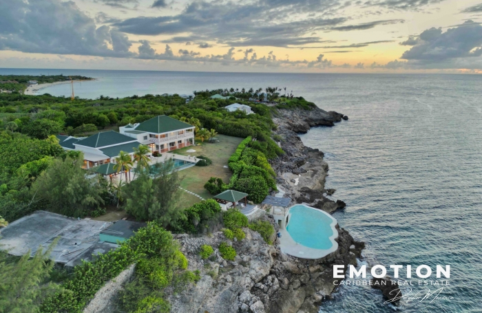 Propri&eacute;t&eacute; exclusive aux Terres Basses - Villa de 6 chambres vue mer avec une piscine d'eau naturelle