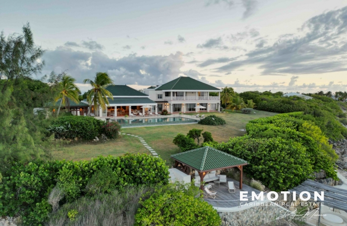 Propri&eacute;t&eacute; exclusive aux Terres Basses - Villa de 6 chambres vue mer avec une piscine d'eau naturelle