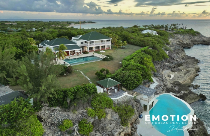 Propri&eacute;t&eacute; exclusive aux Terres Basses - Villa de 6 chambres vue mer avec une piscine d'eau naturelle