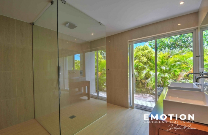 Propri&eacute;t&eacute; exclusive aux Terres Basses - Villa de 6 chambres vue mer avec une piscine d'eau naturelle