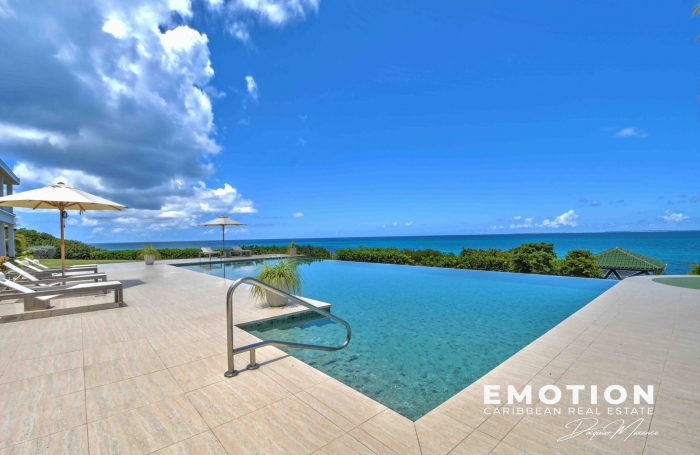 Propri&eacute;t&eacute; exclusive aux Terres Basses - Villa de 6 chambres vue mer avec une piscine d'eau naturelle