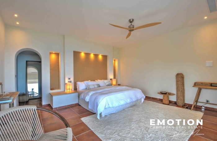 Propri&eacute;t&eacute; exclusive aux Terres Basses - Villa de 6 chambres vue mer avec une piscine d'eau naturelle