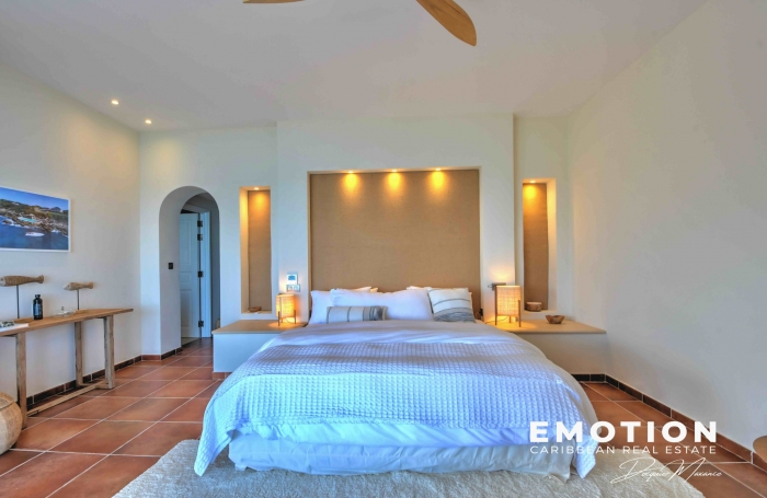 Propri&eacute;t&eacute; exclusive aux Terres Basses - Villa de 6 chambres vue mer avec une piscine d'eau naturelle