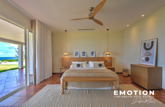 Propri&eacute;t&eacute; exclusive aux Terres Basses - Villa de 6 chambres vue mer avec une piscine d'eau naturelle