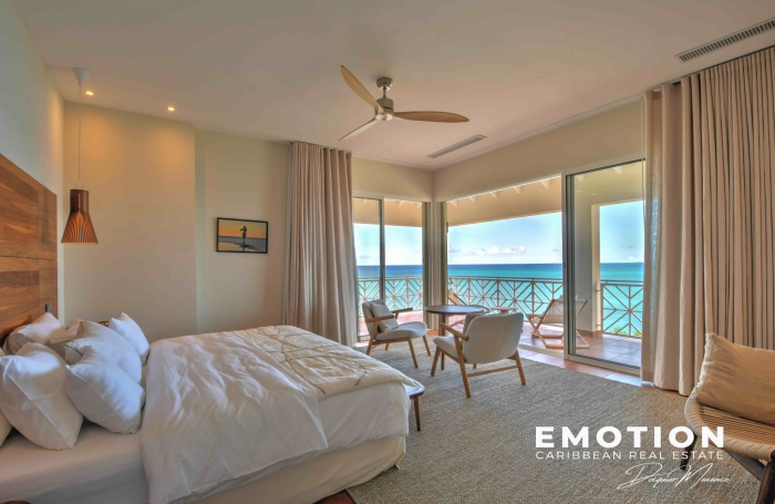 Propri&eacute;t&eacute; exclusive aux Terres Basses - Villa de 6 chambres vue mer avec une piscine d'eau naturelle