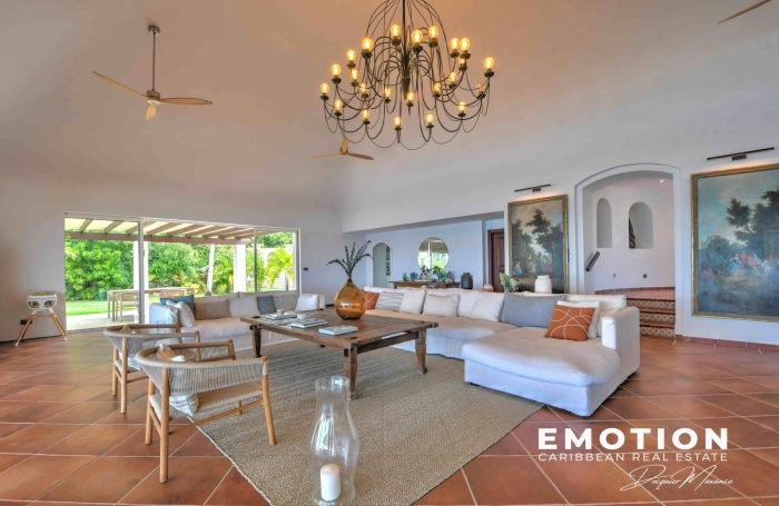 Propri&eacute;t&eacute; exclusive aux Terres Basses - Villa de 6 chambres vue mer avec une piscine d'eau naturelle