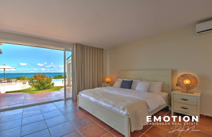 Propri&eacute;t&eacute; exclusive aux Terres Basses - Villa de 6 chambres vue mer avec une piscine d'eau naturelle