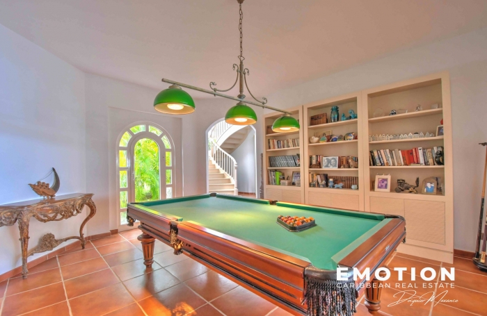 Propri&eacute;t&eacute; exclusive aux Terres Basses - Villa de 6 chambres vue mer avec une piscine d'eau naturelle