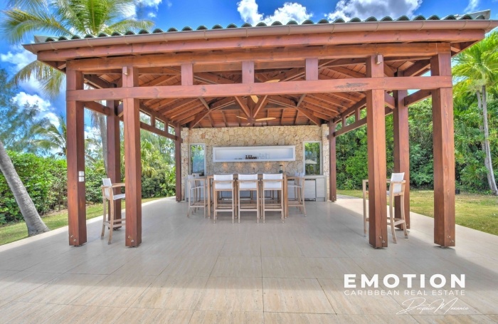 Propri&eacute;t&eacute; exclusive aux Terres Basses - Villa de 6 chambres vue mer avec une piscine d'eau naturelle