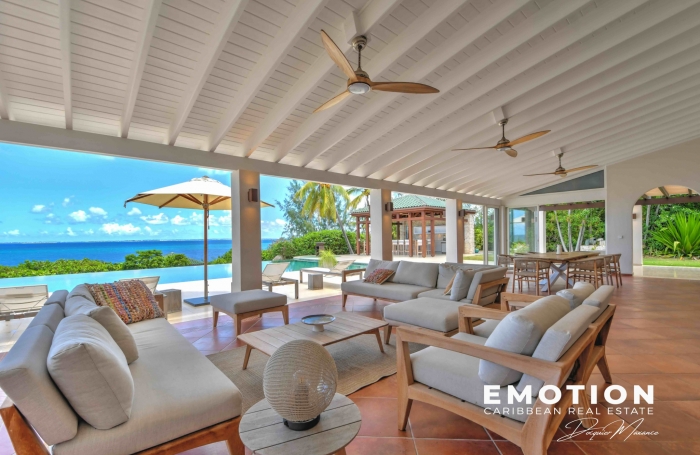Propri&eacute;t&eacute; exclusive aux Terres Basses - Villa de 6 chambres vue mer avec une piscine d'eau naturelle