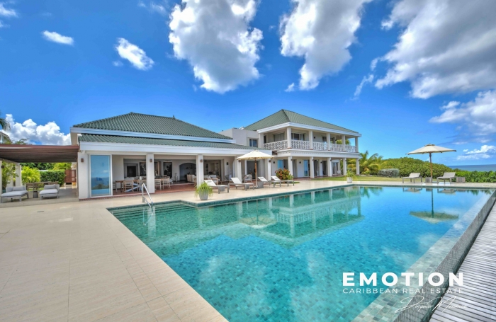 Propri&eacute;t&eacute; exclusive aux Terres Basses - Villa de 6 chambres vue mer avec une piscine d'eau naturelle