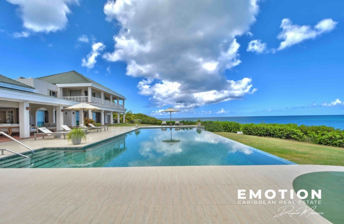 Propri&eacute;t&eacute; exclusive aux Terres Basses - Villa de 6 chambres vue mer avec une piscine d'eau naturelle