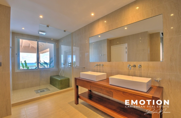 Propri&eacute;t&eacute; exclusive aux Terres Basses - Villa de 6 chambres vue mer avec une piscine d'eau naturelle